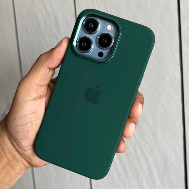 Silicon case with metal buttons for iPhone 13 Pro forest green