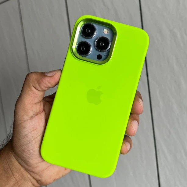 Silicon case with metal buttons for iPhone 13 Pro sports green